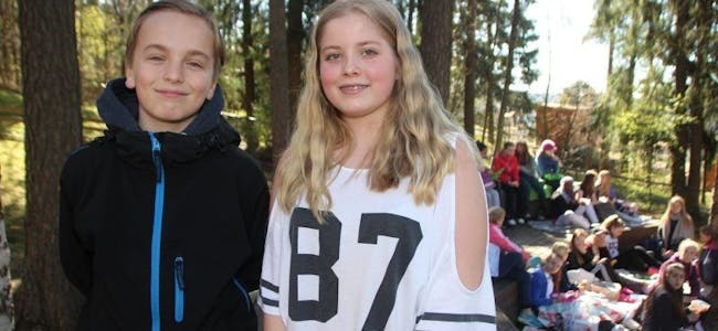 HAR ANSVARET: Jesper (12) og Anne Sofie (12) går i 7. klasse på Tonsenhagen skole, og hadde ansvaret for alle aktivitetene sammen med resten av trinnet. Foto: