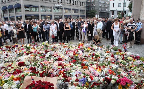 SAMLET I SORGEN: Mennesker gråt og omfavnet hverandre etter den gripende minnestunden i Oslo Domkirke mandag 25. juli 2011. Foto: