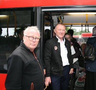 FULLE BUSSER: Ben Borgen (Rødt, t.v.) og Erling Hjelmeseth håper at Ruter setter inn tiltak for å sørge for mindre trengsel ombord på bussene i høst. Foto: