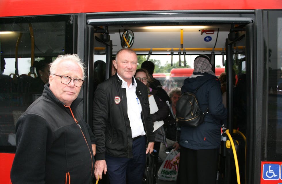 FULLE BUSSER: Ben Borgen (Rødt, t.v.) og Erling Hjelmeseth håper at Ruter setter inn tiltak for å sørge for mindre trengsel ombord på bussene i høst. Foto:
