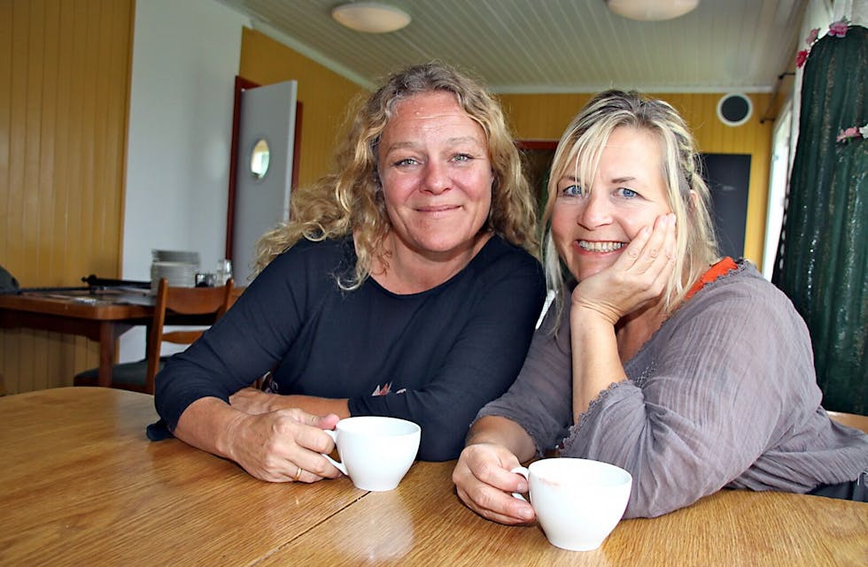 SER FRAM TIL ET NYTT ÅR: Birgitte Rommen (f.v.) og Mai-Britt Kristoffersen er fornøyd med året som har vært. De gleder seg til marked og feiring 15. august. Foto: