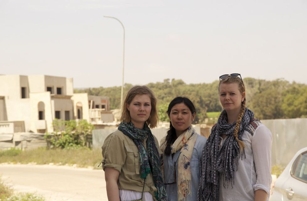 EN REISE FOR LIVET: Sara Viktorin (midten) reiste til Vest-Sahara sammen med Anne Bjørg Halse Lervik og Phoebe Dobey. Det ble en opplevelse de sent vil glemme.  Foto: