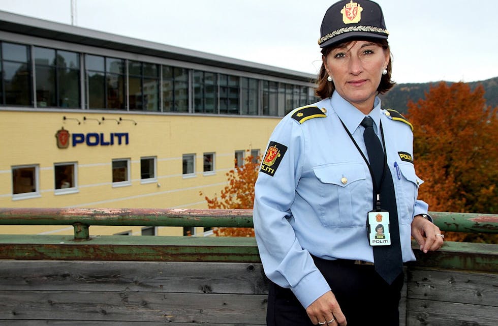 ELDRE-SVINDLERE: Politiførstebetjent Line Henriksen ber eldre passe seg mot kyniske svindlere. Foto:
