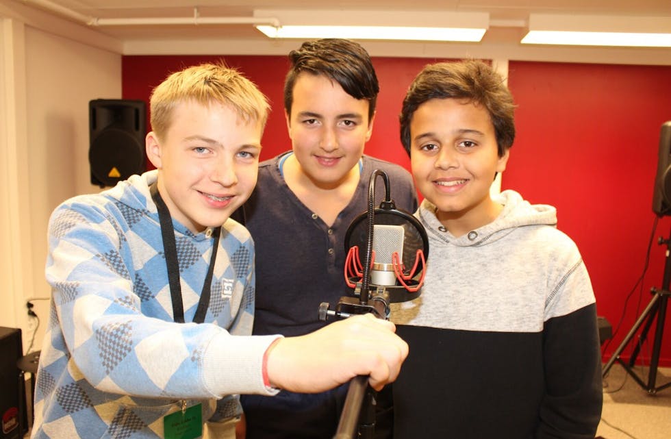 PÅ DIREKTEN: 12-åringene Kristian Gabrielsen (f.v.), Milad Nawapi og Aryan Parashar trives med å lage nettprogrammer – også på direkten. Foto:
