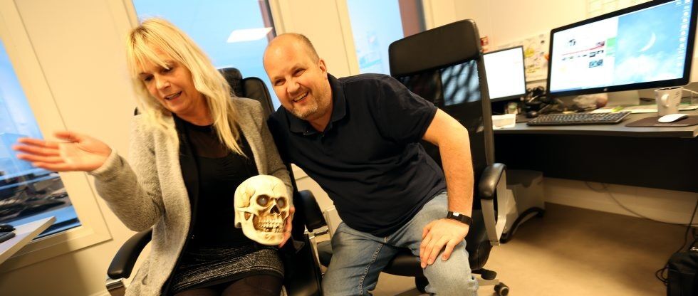 NÆRT SAMARBEID:I 20 år har Silvana Jugo og Pål Eriksen jobbet sammen ved SFO på Løren skole og Nysirkus Bjerke. Og ikke en dag uten en eller annen form for ablegøyer dem i mellom! Foto: