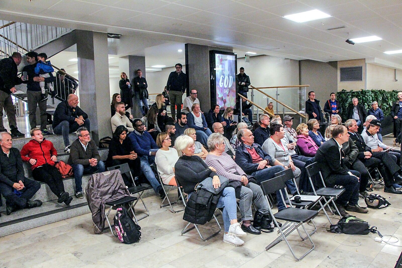 GODT OPPMØTE: Mange hadde tatt turen til Linderud senter for å være med på torsdagens folkemøte om rasisme og omvendt rasisme. Foto: