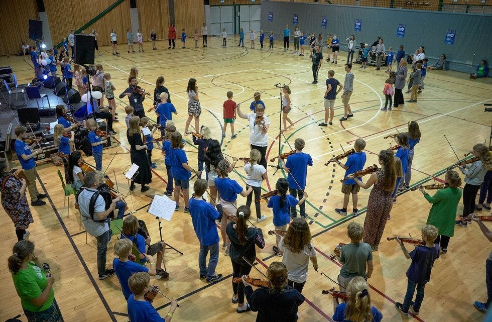 GOD PLASS: Apalløkka idrettshall var det perfekte stedet for både arbeidsverkstedene, bespisning og sosialt samvær med fremvisninger på kveldene. Foto: Thor Hauknes. Foto:
