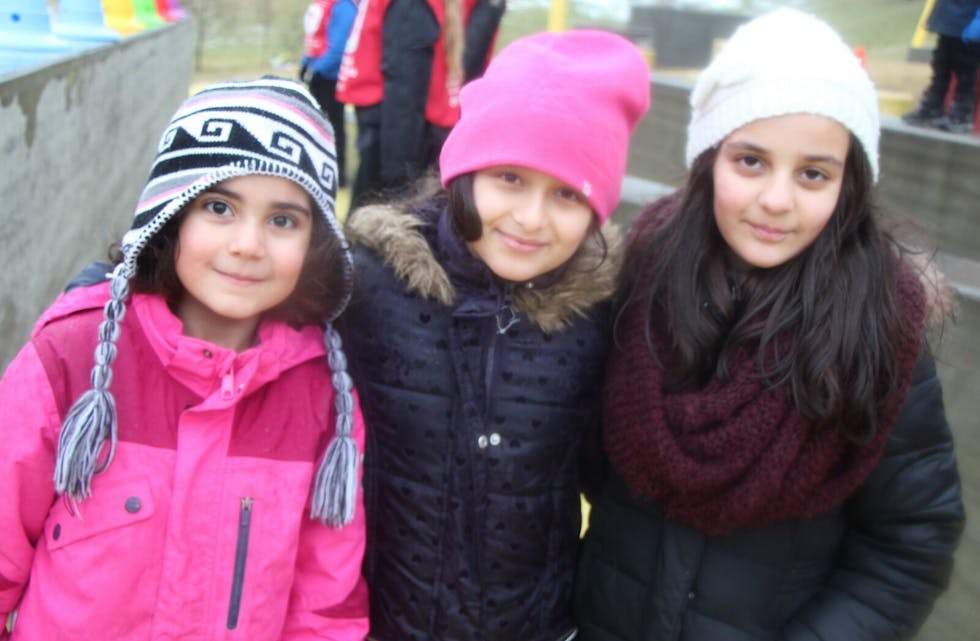 BRYR SEG IKKE OM VÆRET: Malaika (8), Alina (8) og Arez (7) trives best ute og prøvde seg på de fleste aktivitetene. (Foto: Caroline Bremer.) Foto: