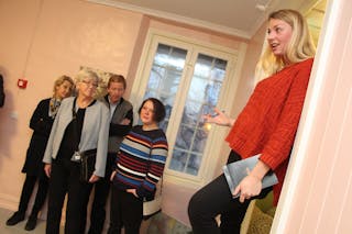  OMVISNING: Prosjektleder Ingeborg Apall-Olsen forteller spesielt inviterte, som BU-leder Knut Røli (Ap) og nestleder Monique Nyberget Hiller (Ap), om restaureringen av Tveten gård.  Foto: