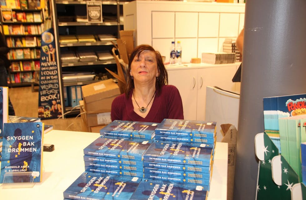 BOKLANSERING: Ragnhild Anita G. Bjørklund lanserte sin fjerde bok på Tveita senter. Foto: