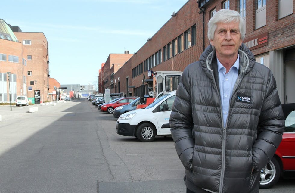 PÅ BAR BAKKE: Oslo kommune eksproprierer de 123 parkeringsplassene i Kabelgaten på Økern. Eiendomsdirektør Tom Holmen-Jensen frykter at leietakerne vil rømme. Foto: