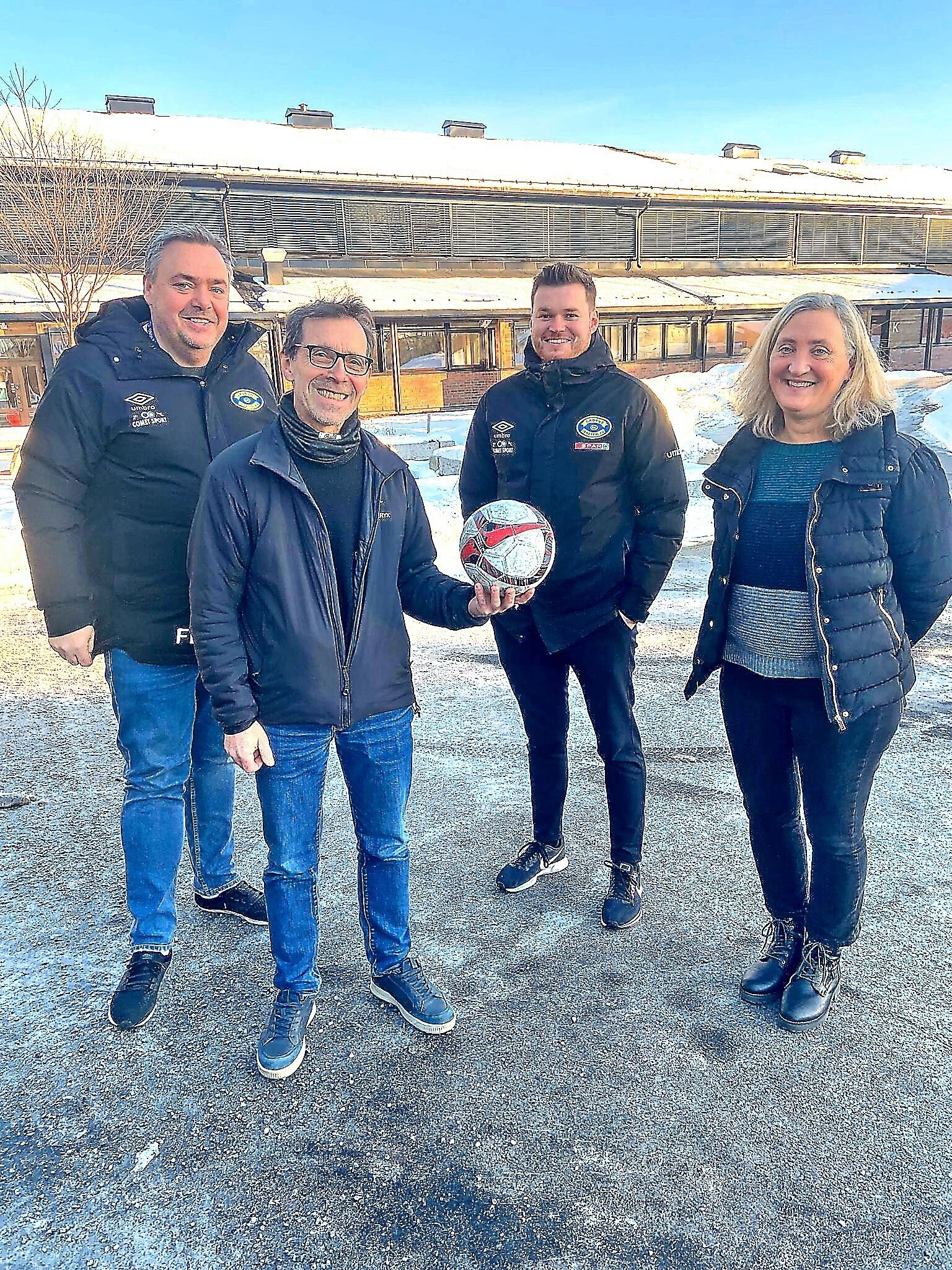 NYTT SAMARBEID: Stovner videregående skole har inngått samarbeid med Grorud IL, og får nå toppidrett (fotball) på menyen. Her er rektor Terje Wold (foran) avbildet sammen med avdelingsleder Emse Alexandra Thorenfeldt og Frode Englund og Torgeir Helgen fra Grorud IL. Foto: