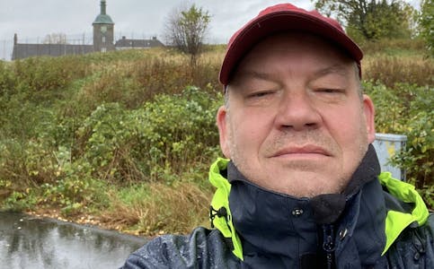 Lars Erik Fuglesang (Ap), leder av Bjerke bydelsutvalg – her på en «selfie» foran fengselet Foto:
