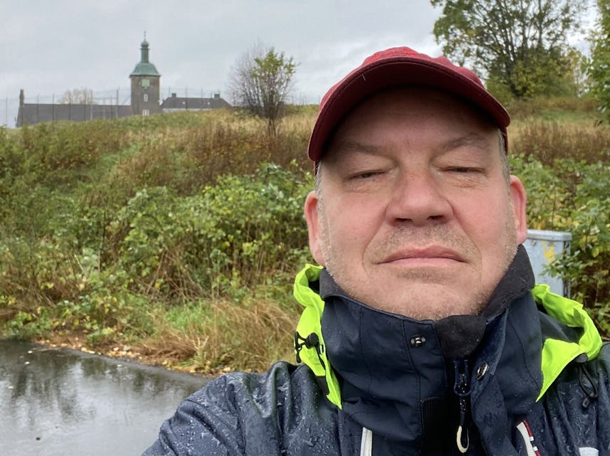 Lars Erik Fuglesang (Ap), leder av Bjerke bydelsutvalg – her på en «selfie» foran fengselet Foto: