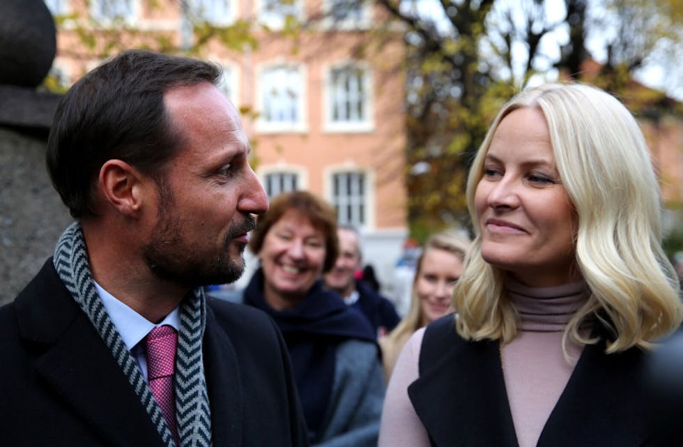  BESØKER BJERKE: Kronprins Haakon og Kronprinsesse Mette Marit tar turen til Bjerke bydel for å lære mer om bydelens tjenester.  Foto: