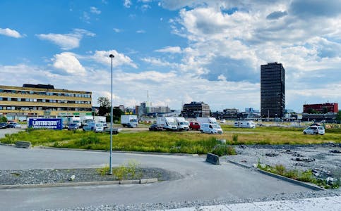 ØKERN: Tomten byrådet har tilbudt NRK, og Økernblokka med t-bane og bussknutepunkt i bakgrunnen til høyre. Foto: