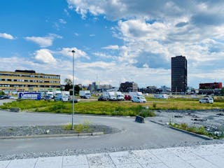ØKERN: Tomten byrådet har tilbudt NRK, og Økernblokka med t-bane og bussknutepunkt i bakgrunnen til høyre. Foto: