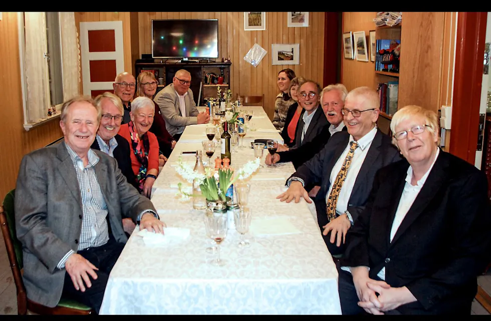 AVSLUTTET MED STIL: Groruddalen Miljøforum, med tidligere leder Ragnar Torgersen (t.v.) og nåværende leder Torstein Winger i front, samlet seg på Kafé Steinbra til god mat og hyggelig samvær for å markere avslutningen på nok et innholdsrikt år. Foto: