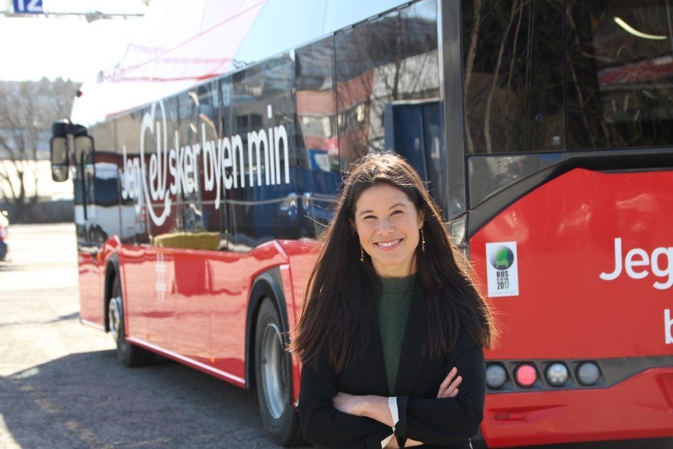 NULLUTSLIPP - STEG FOR STEG: Miljø- og samferdelsbyråd Lan Marie Berg gleder seg over at busstilbudet i Oslo nå tok et langt steg mot nullutlippsmålet. Foto:
