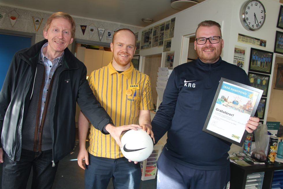 NYTT KJØKKEN: Eller fra året før, da Furuset IF Fotball ble overrasket med et nytt kjøkken, så spillerne endelig kunne få litt ordentlig mat. Foto: