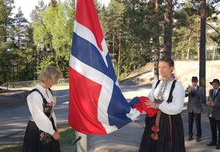 KLARE: Inspektør Monika Nikolaisen (til venstre) og lærer Kristin Jacobsen heiste flagget 17. mai i fjor. Foto: