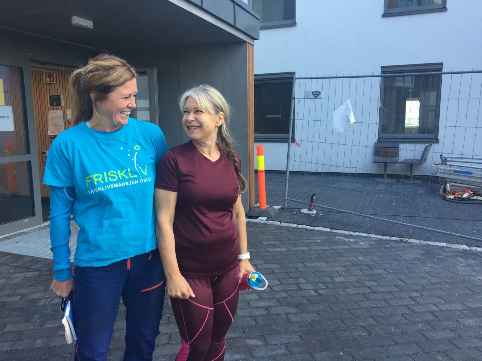 STØTTE: Leder for frisklivssentralen, Nina Strand Ølnes (til venstre), ble en god støtte for Monica Nordhaug i en vanskelig periode. Foto: