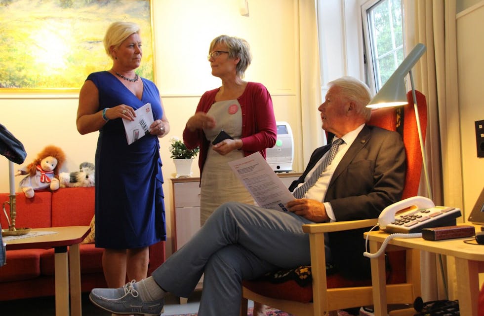INSPIRERT: Finansminister Siv Jensen (Frp) får sammen med Carl I. Hagen en innføring i velferdsteknologi av fagkoordinator Sigrid Aketun på Almas hus ved Aker sykehus.  Foto: