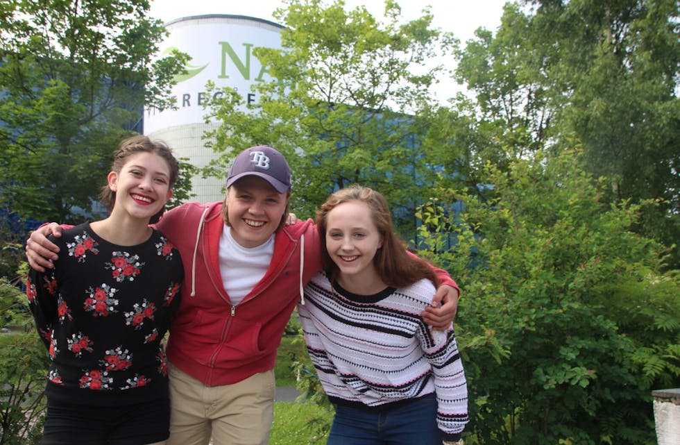TID FOR FERIE: Vilde Christine Tunheim (17), Marcus Bratholm Sjølie (17) og Anna Maria Sørensen (17) tar nå sommerferie før de starter på det siste året på Natur videregående skole. Foto: