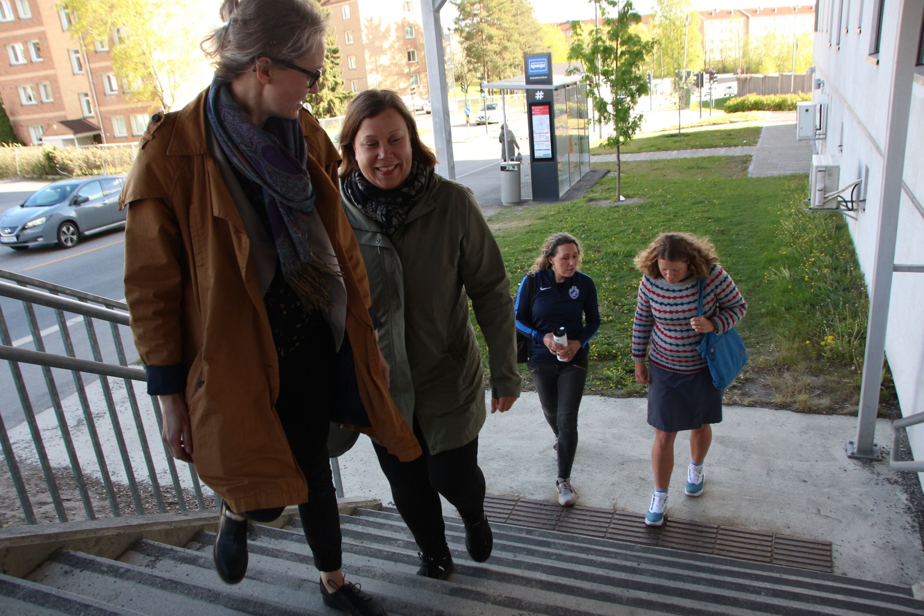 FAU, skolehelsetjenesten selv og idretten var alle klare til å ta ordet - og kampen - mot kuttene i bydelsutvalget torsdag. På vei opp trappa og inn til møtet... øverst Ane Skeie Hermansen, Gunhild Regland Farstad, Judith Klein og Kristin Vindhol Evensen. Foto: Ørjan Brage