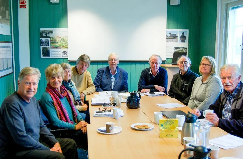 LA STRATEGI: Fra venstre rundt bordet sitter Roar Lüthcke, Rita Gundersen, Reidunn Myster Beier, Christian Boe Astrup, Torstein Winger, Ragnar Torgersen, Bjørn Engstrøm, Heidi Trøen og Erik Grønvold. Ikke til stede: Eva Rueslåtten, Per Opsahl, Peter Sollie, Jon-Terje Bekken.