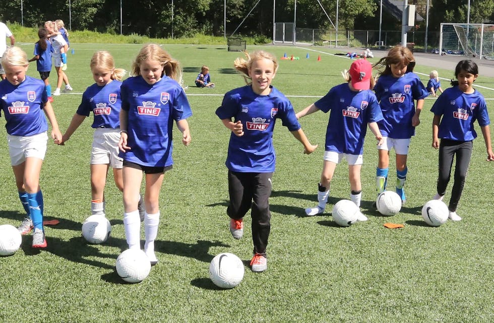 PÅ BALLEN: Fotballskole handler både om å lære seg grunnleggende fotballteknikker, ha det gøy og skaffe seg nye venninner. Foto:
