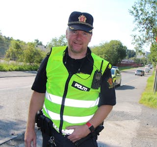 TRAFIKKTILTAK: Stig Tonsjø ved Stovner politistasjon opplyser om tiltak politiet har satt igang for å gjøre veien mot Huken pukkverk tryggere. Det har blant annet kommet opp innsnevringer og forbudsskilt.  Foto: