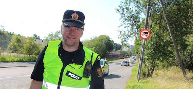 TRAFIKKTILTAK: Stig Tonsjø ved Stovner politistasjon opplyser om tiltak politiet har satt igang for å gjøre veien mot Huken pukkverk tryggere. Det har blant annet kommet opp innsnevringer og forbudsskilt.  Foto: