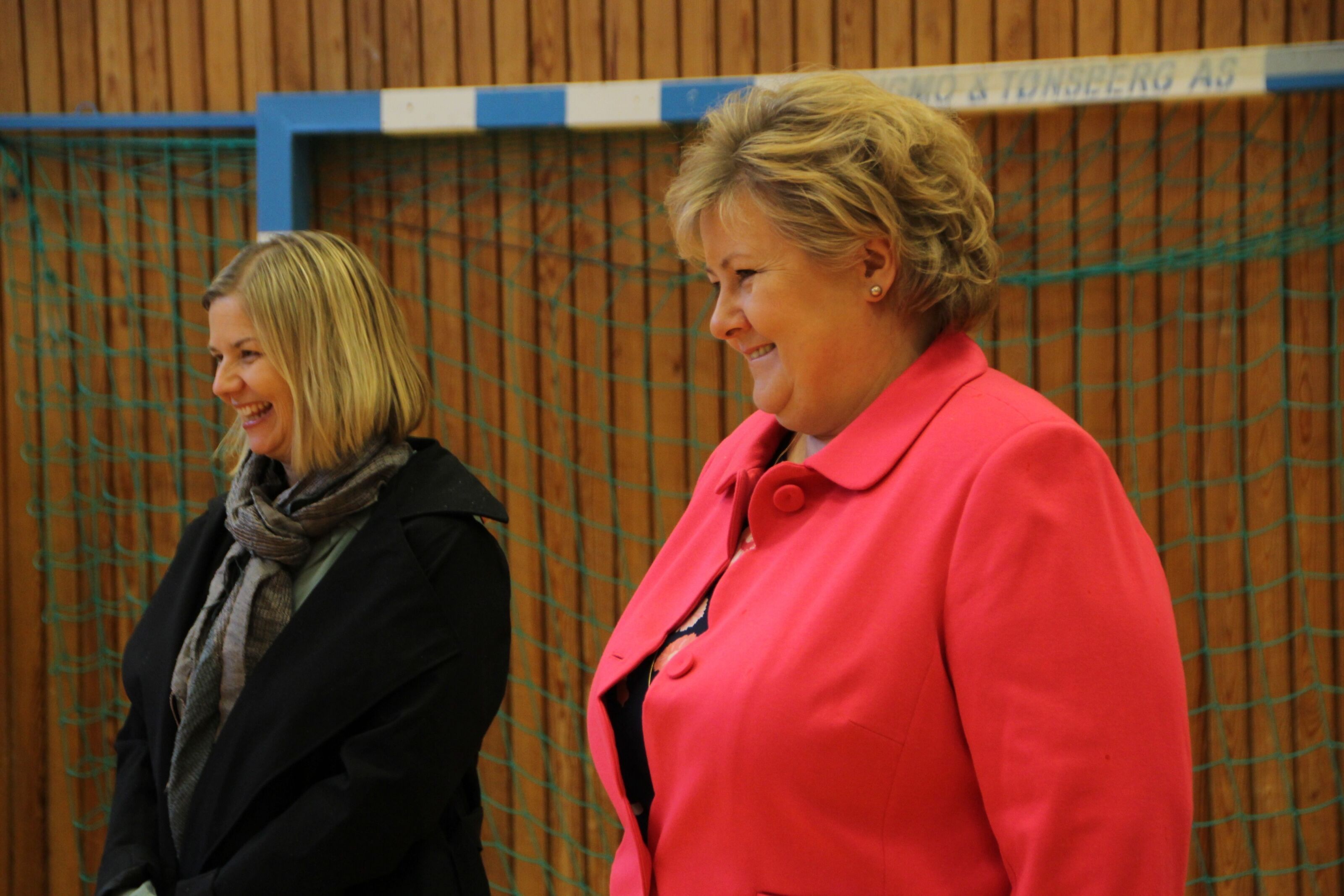 GLADNYHETER: Statsminister Erna Solberg og kunnskapsminister Guri Melby kom torsdag kveld med regjeringens planer for en gradvis gjenåpning av landet. Her fra første skoledag på Ellingsrudåsen «post»-korona. Foto: