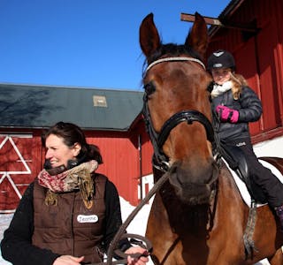 PÅ HESTERYGGEN: En ridetur hører med når man først er på hestegruppa. Foto: