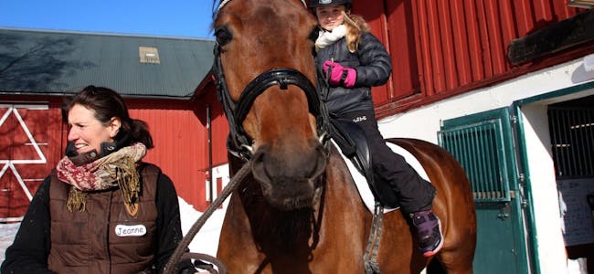 PÅ HESTERYGGEN: En ridetur hører med når man først er på hestegruppa. Foto: