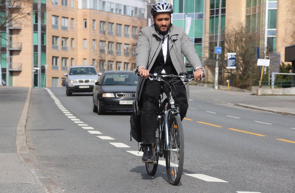 VIL HA FLERE SYKKELVEIER: Abdullah Alsabeehg (Ap) ber byrådet om å få opp farten i sykkelveibyggingen. Denne sykkelveien på Bryn leder inn til Oslo sentrum.  Foto: