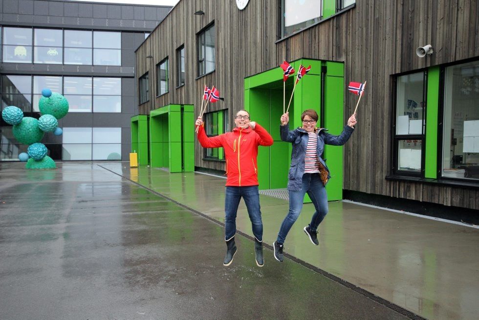 FEIRER PÅ VEITVET: Steffen Andersen og Kjersti Misje Østbakken ønsker å høre korpset i Veitvets gater igjen på 17. mai, og har derfor stått på for å få dette til. Sist de sto utenfor Veitvet skole med flagg jublet de for borgertog-comeback. Nå er det at nærmiljøet kan samles på tradisjonelt vis som gleden er rettet mot. (Fotos: Bjørn Eirik Østbakken). Foto: