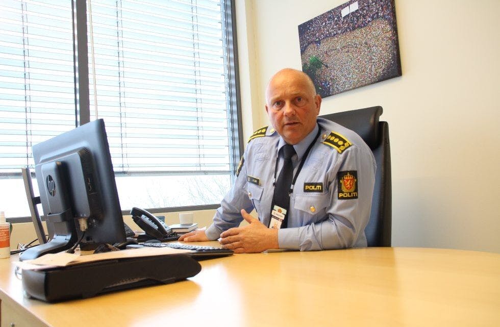 NOEN UTFORDRINGER: Stasjonssjef John Roger Lund er den første til å innrømme at politiet har noen utfordrende miljøer i Groruddalen. Foto: