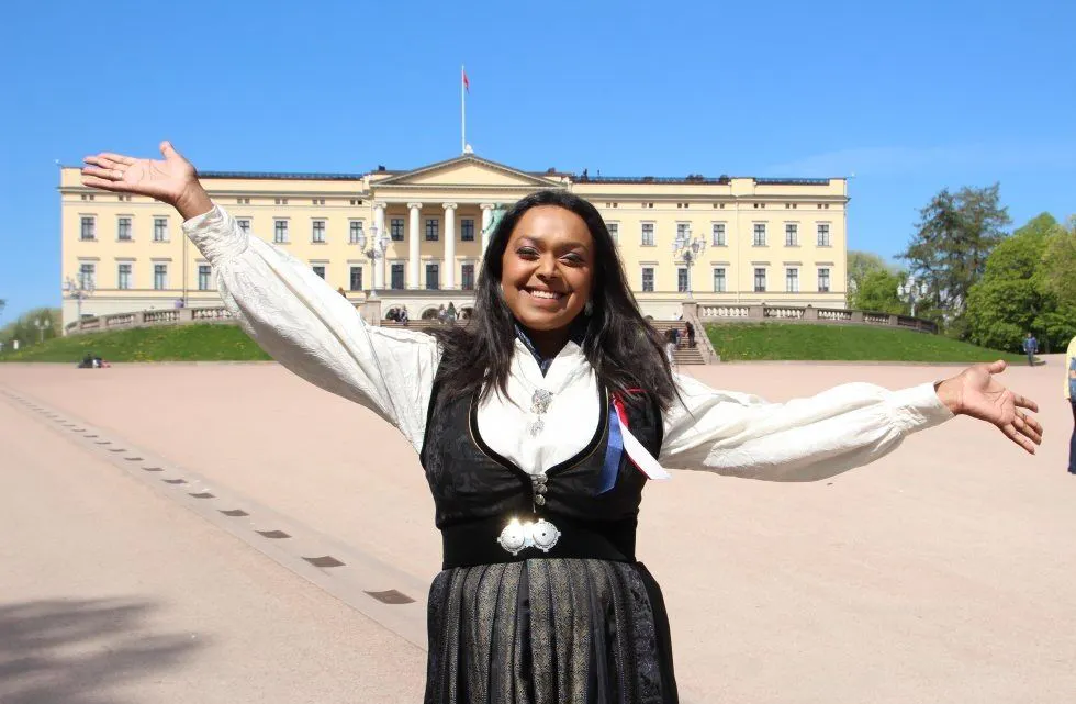 - VELKOMMEN, ALLE SAMMEN! En allerede festkledd Kamzy legger siste finpussen på 17. mai-feiringen i Oslo sentrum - barnas store dag. Foto: