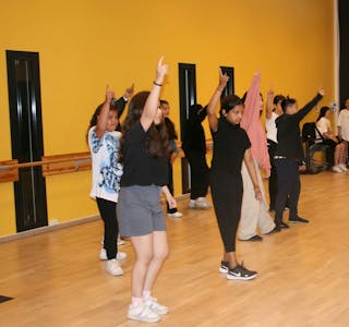 DANS: Elevene som valgte dans fikk både lage egen dans og lære koregrafi. Foto: Caroline Hammer