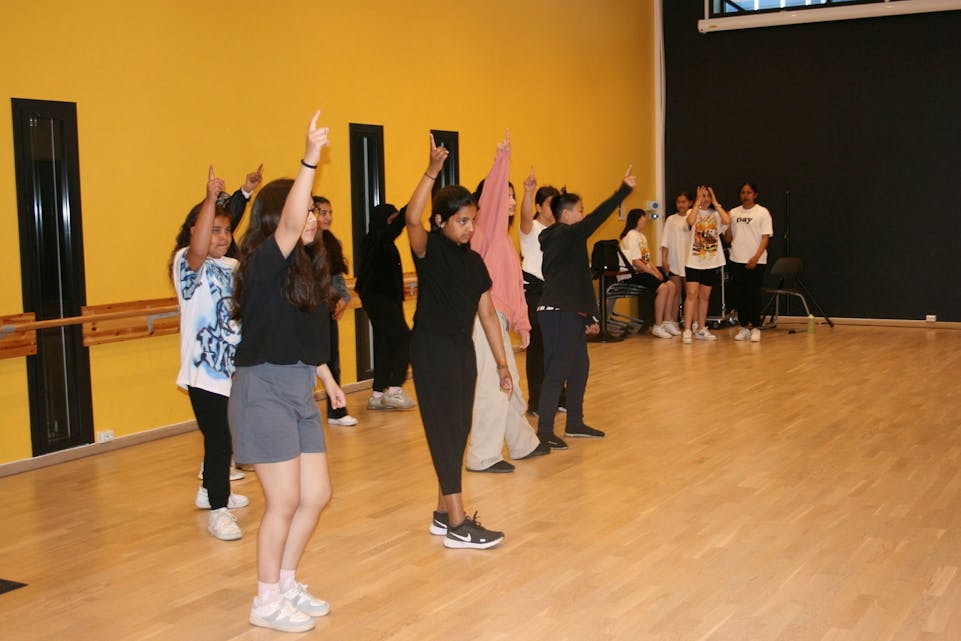DANS: Elevene som valgte dans fikk både lage egen dans og lære koregrafi. Foto: Caroline Hammer