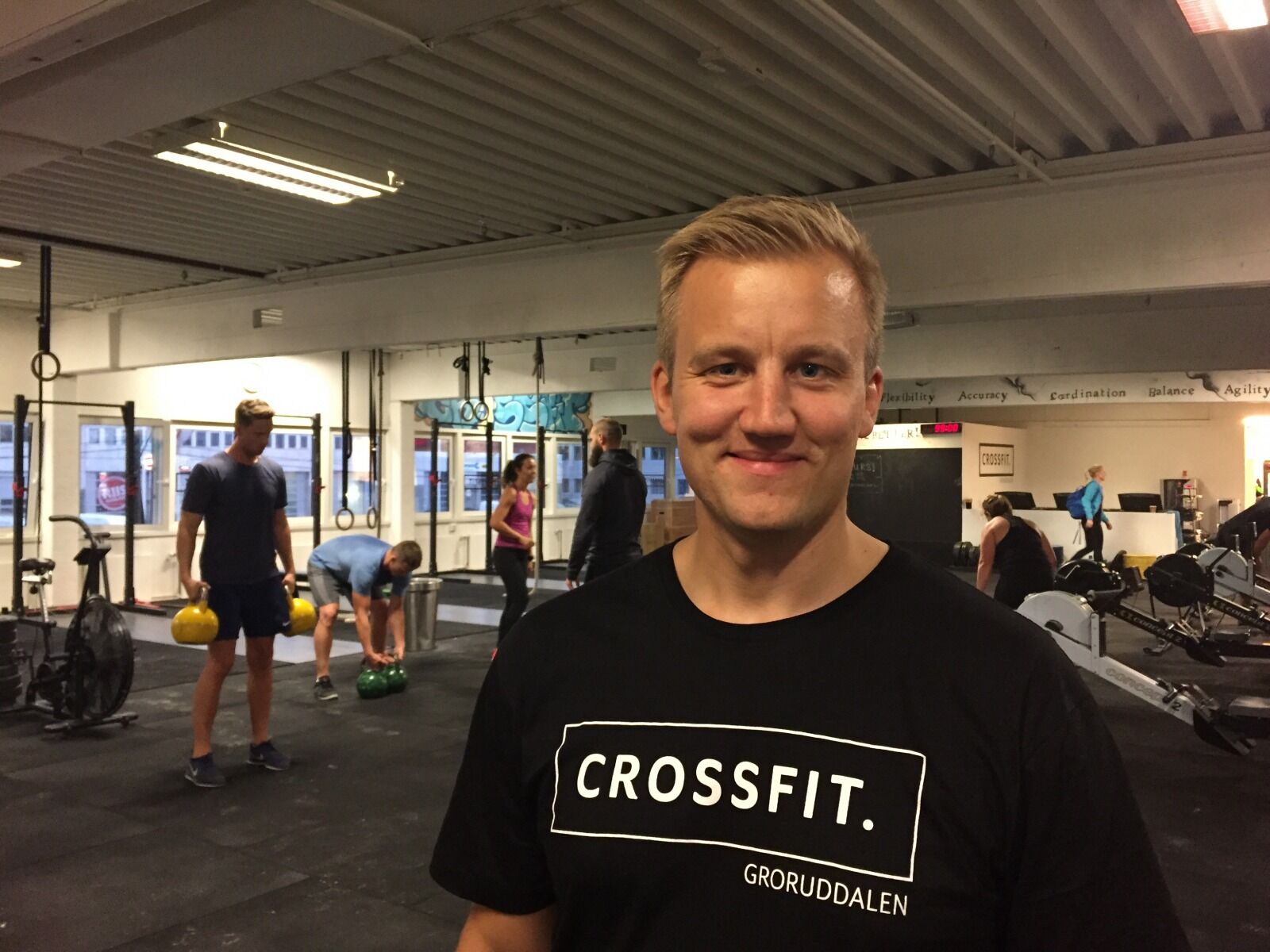 SATSER PÅ CROSSFIT: Anders Nordlie Strand håper folk i Groruddalen tar i bruk det «nye» treningssenteret i bydelen. Foto: