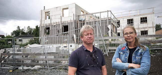 FORSLUMMING? Jon Ruder og Hege Ajer Petterson i Furuset Vel frykter at utbygginger og byggesaker, som den som er knyttet til eiendommen Soleglad 4, bidrar til forslumming av gamle Furuset. Foto: