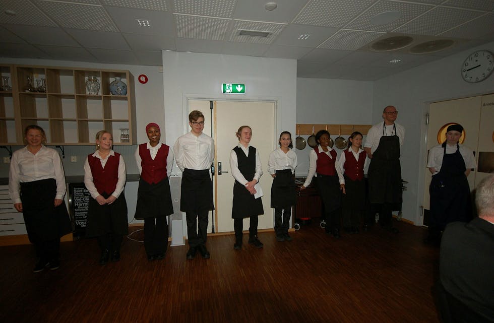 Fra venstre står gjengen som ga jubileumsdeltakerne for Operasjon Ved en kulinarisk opplevelse av de sjeldne i Etterstad videregående skoles egen restaurant, Neptun: Lærer Janne Fredriksen, Lara, Huda, Philip, Simon, Radoslava, Merveille, My og Tommy. Foto: Rolf Kristiansen