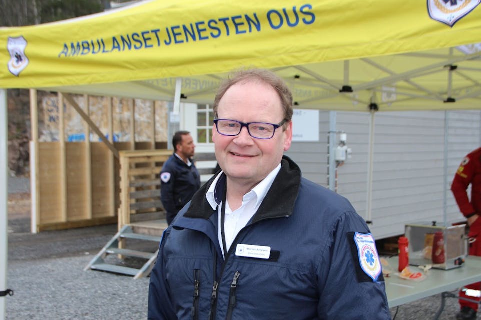 FEIRER NY BASE: Stasjonsleder Morten Arnesen på Brobekk er veldig fornøyd med at ambulansepersonalet nå har fått bedre fasiliteter, og ikke minst at tjenesten er styrket. Foto: