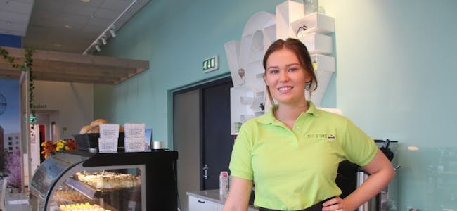 PÅ PLASS: Marte Ellefsen jobber midlertidig i kafeen på Vollebekk, fram til de åpner i Kværnerbyen. Foto: