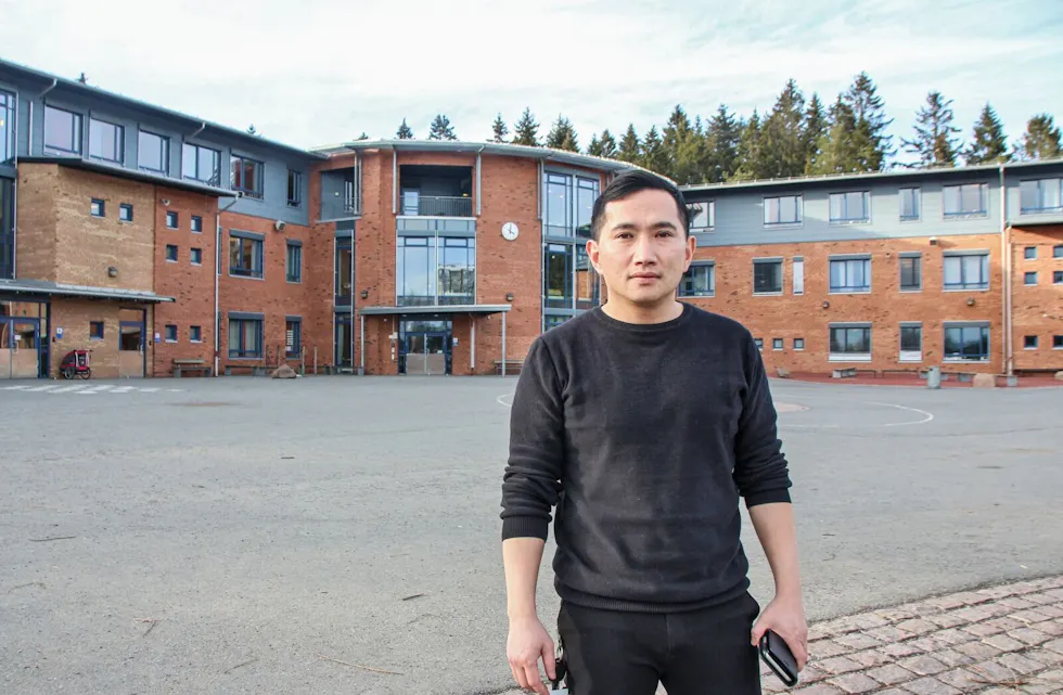 – NY SITUASJON: Rektor Kiet Minh Dang på Ammerud skole ber om forståelse fra foreldrene for den ekstraordinære situasjonen knyttet til korona-tiltakene. Han er likevel trygg på at man skal klare å lage et godt opplegg for de hjemmeværende elevene. Foto: