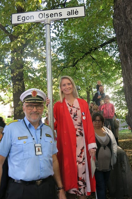 HELMAKS: Både Bydel Gamle Oslos BU-leder Line Oma og politimester Sverre Sjøvold syntes det var all grunn til å smile. Foto: