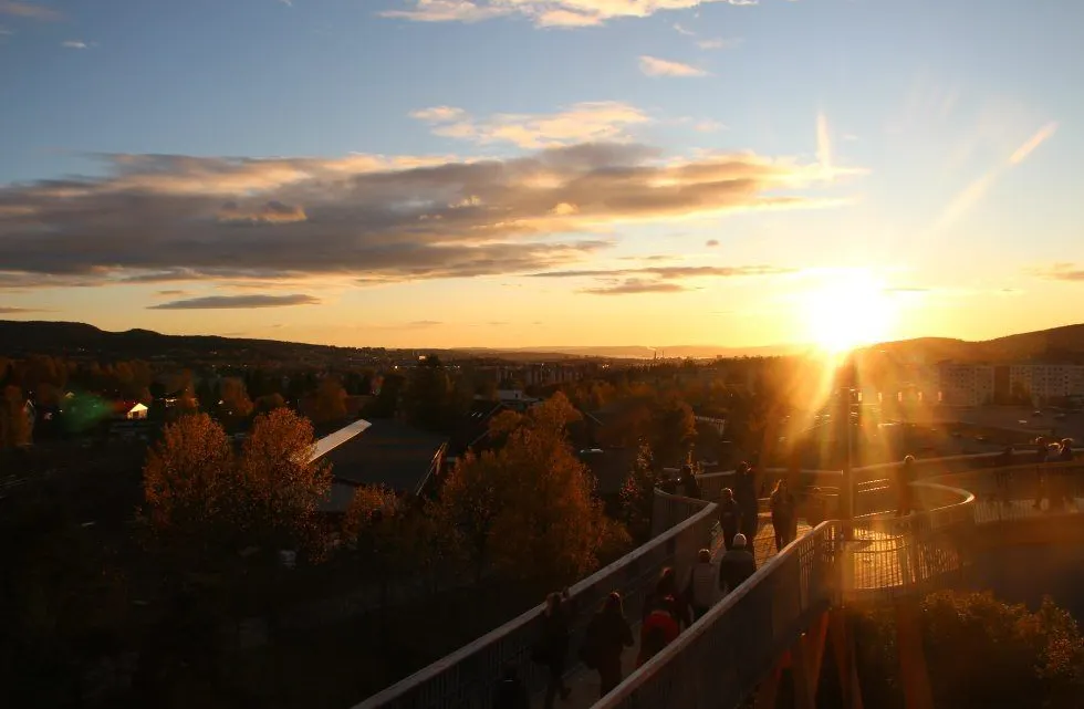PÅ DAGTID: Før selve åpningen kunne man gå opp til toppen i strålende sol, noe veldig mange gjorde... Foto: